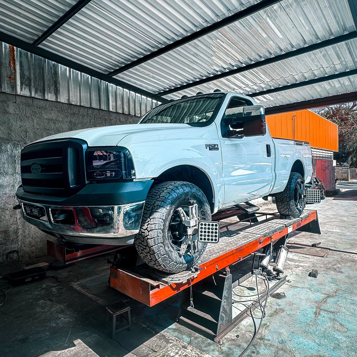 Ford F-250 branca na plataforma de alinhamento 3D