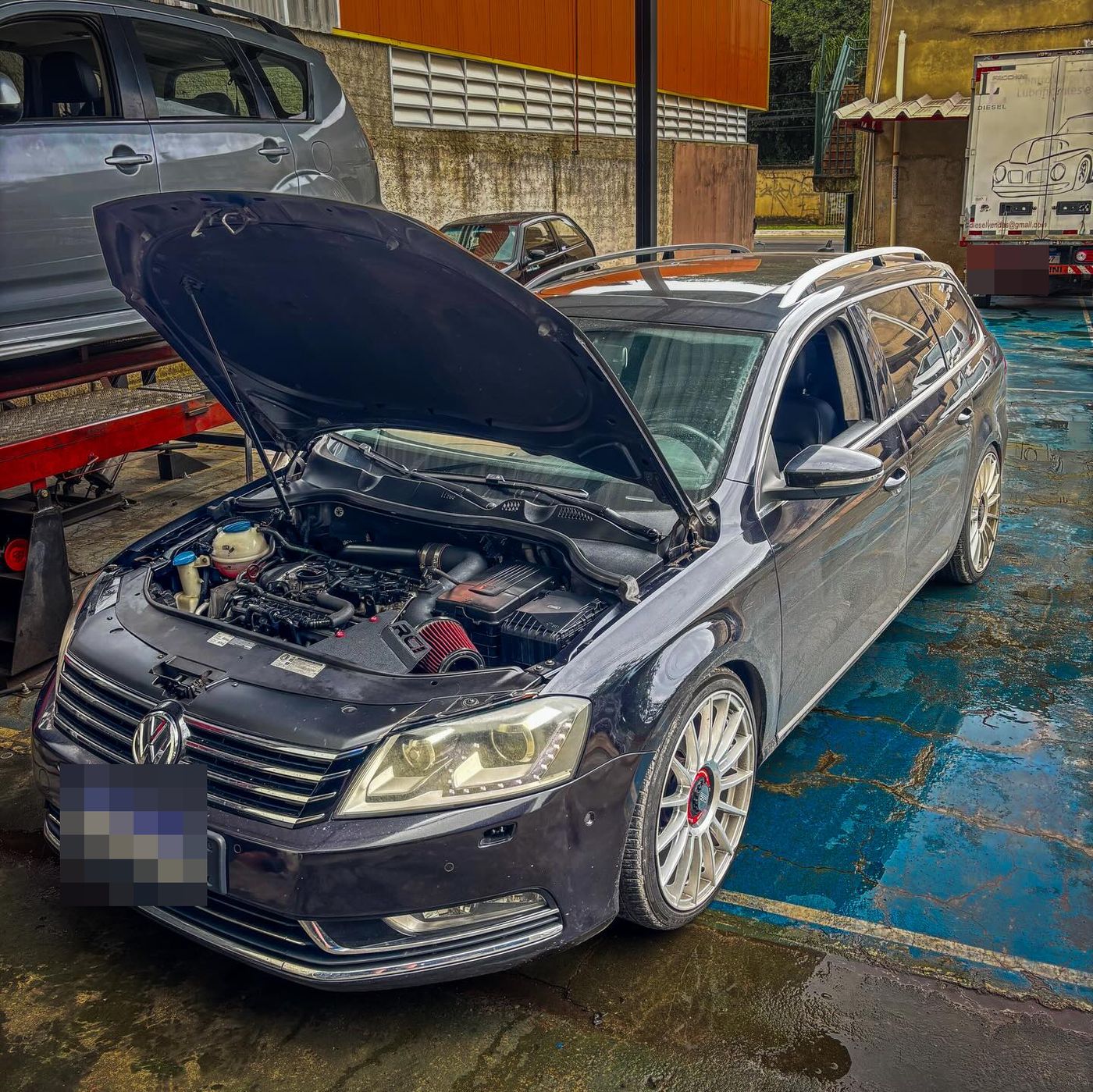 VW Passat Variant com o capô aberto no pátio da oficina