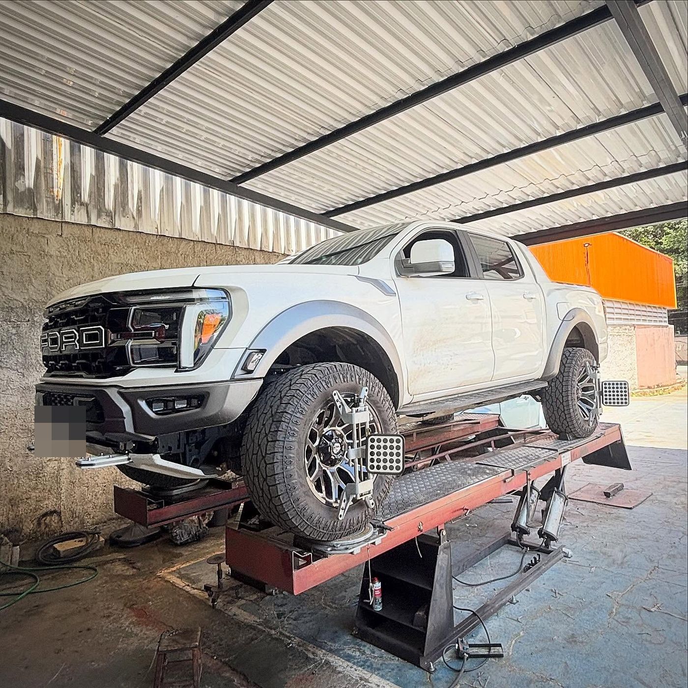 Ford Ranger Raptor branca com os sensores de alinhamento nas rodas